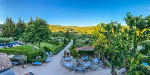 een luchtzicht op een tuin met tafels en stoelen bij I Capricci Di Merion - Resort & Spa in Tuoro sul Trasimeno