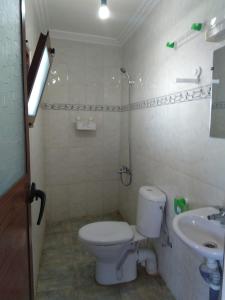 bagno con servizi igienici e lavandino di Casa Abdou a Chefchaouen