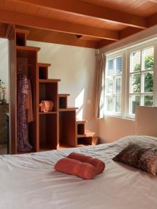 - une chambre avec un lit et 2 serviettes dans l'établissement Tukken op de Tol, à Velp