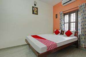 Un pat sau paturi într-o cameră la OYO Flagship Sanvilla