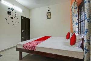 Llit o llits en una habitació de OYO Flagship Sanvilla