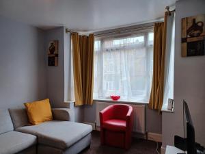 a living room with a couch and a window at Ferndale Place - Huku Kwetu Luton- Spacious 4 Bedroom Suitable & Affordable Group Accommodation - Business Travellers in Luton