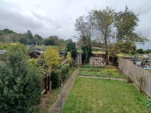 a garden view from the top of a house at Ferndale Place - Huku Kwetu Luton- Spacious 4 Bedroom Suitable & Affordable Group Accommodation - Business Travellers in Luton
