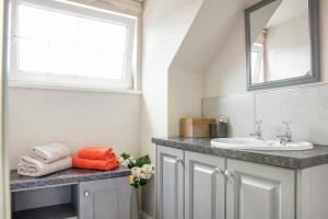 A bathroom at The Ridgewood Lodge