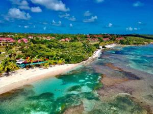 Una vista aérea de una playa con un resort. en Bois Lélé, en Sainte-Anne