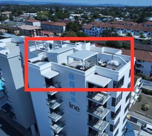 widok z powietrza na biały budynek apartamentowy w obiekcie Broadwater Parklands Paradise w mieście Gold Coast