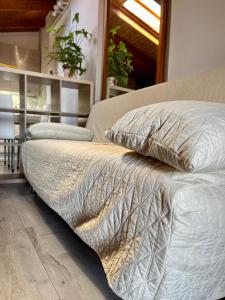 een bed met twee kussens in een kamer bij Casa di Rosy in San Sperate