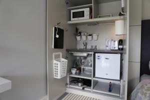 eine kleine Küche mit einem Kühlschrank und einer Mikrowelle in der Unterkunft Yeovil in Rathgar