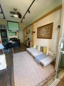 een woonkamer met een bank en een tapijt bij Sweet Copacabana in Rio de Janeiro