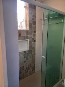 um chuveiro com uma porta de vidro na casa de banho em Sweet Copacabana no Rio de Janeiro