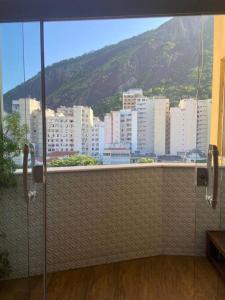 een balkon met uitzicht op een stad met gebouwen bij Sweet Copacabana in Rio de Janeiro
