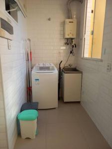 um quarto com dois frigoríficos num quarto com em Sweet Copacabana no Rio de Janeiro