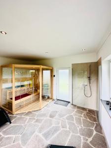 La salle de bains est pourvue d'une douche et d'une cabine de douche. dans l'établissement Ferienwohnung mit wunderschönem Blick auf den Nord-Ostsee-Kanal, à Breiholz