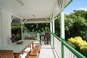 Sur la route des épices - Location villas avec piscine et jacuzzi的阳台或露台