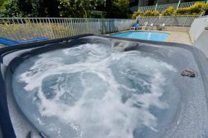 Sur la route des épices - Location villas avec piscine et jacuzzi内部或周边的泳池