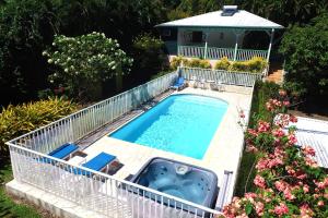 Sur la route des épices - Location villas avec piscine et jacuzzi内部或周边的泳池