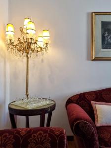 una mesa con gafas junto a un sofá en Mancini 1 - Gran Madre en Turín