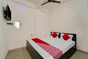 Una cama o camas en una habitación de OYO Flagship Residence Inn Guest House