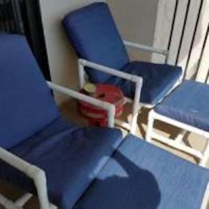 - deux chaises bleues assises dans une pièce dans l'établissement Hacienda del Sol II - 407, à New Smyrna Beach