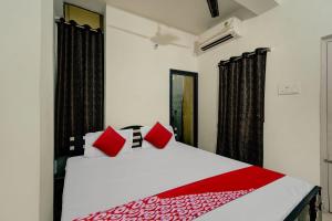 Krevet ili kreveti u jedinici u okviru objekta OYO Flagship Residence Inn Guest House
