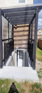 Un garaje con una puerta blanca y un techo negro. en Comfy basement near KW airport, en Kitchener