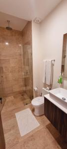 un bagno con doccia, WC e lavandino di Cozy Studio Aldea Zama Tulum WIFI Alberca a Tulum