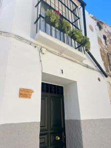 un bâtiment blanc avec une porte verte et un balcon dans l'établissement Estudio Interior Kala - Only Adults - Private Room, à Jerez de la Frontera 12 autres photos