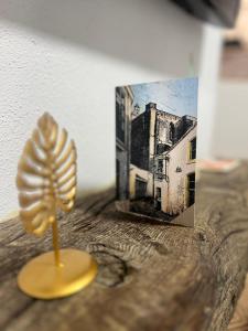 un petit objet jaune sur une table à côté d’une photo dans l'établissement Estudio Interior Kala - Only Adults - Private Room, à Jerez de la Frontera