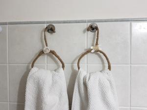 2 toallas blancas colgando de un perchero en el baño en Villetta La Pigna, en Castel di Sangro 33 fotos más