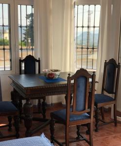 uma mesa de jantar com cadeiras e uma tigela em Todosol Dream em Águilas