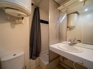 uma pequena casa de banho com lavatório e WC em Appartement tout équipe wifi à 6 min St Charles em Marselha