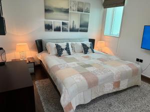 Postel nebo postele na pokoji v ubytování Marina 1 BDR apartment