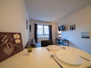 uma sala de jantar com uma mesa e um quarto com uma janela em Appartement tout équipe wifi à 6 min St Charles em Marselha