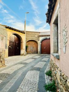 dos garajes con dos puertas marrones en un edificio en Casa di Rosy, en San Sperate