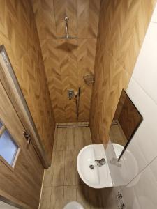 a small bathroom with a sink and a shower at Galeona - Hotel turystyczny in Elblag