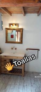 サンベルナルドにあるComplejo Tío Tatoのバスルーム(洗面台、鏡付)