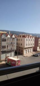 - une vue depuis la fenêtre d'une ville avec des bâtiments dans l'établissement Dar fatima, à Azrou