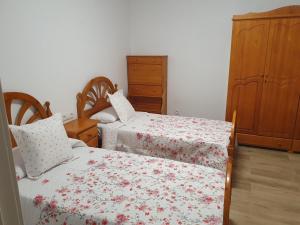 1 dormitorio con 2 camas y vestidor en Casitas Isabelita, en Valle de Santa Inés