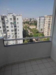 - un balcon avec vue sur une ville avec des bâtiments dans l'établissement 150 m2 flat with high speed WiFi 100 mbps, perfect home office in the city center!, à Seyhan