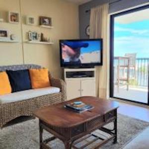 - un salon avec un canapé et une table basse dans l'établissement Hacienda del Sol II - 407, à New Smyrna Beach