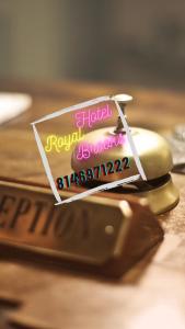 une barre de bonbons assise au-dessus d'un téléphone portable dans l'établissement Hotel Royal Brooks, à Chandigarh