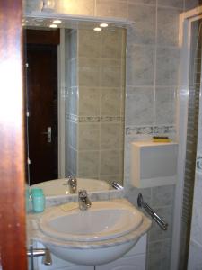 a bathroom with a sink and a bath tub at Appartement duplex aux Ménuires 4 personnes in Les Menuires