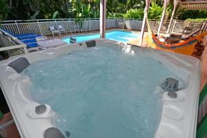 Sur la route des épices - Location villas avec piscine et jacuzzi内部或周边的泳池