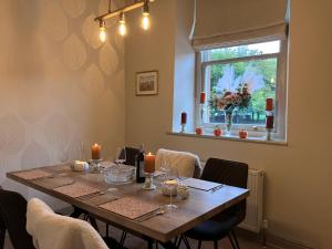 un tavolo da pranzo con candele e una finestra di Stunning 3-Bed Cottage Hot Tub Wi-Fi Parking ad Appleby