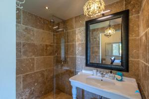 La salle de bains est pourvue d'un lavabo et d'un miroir. dans l'établissement Marina view apartments, à Kralendijk