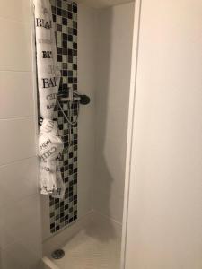 Ένα μπάνιο στο Appart proche Paris et aéroport Orly