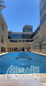 安曼的住宿－Apartment Duplex Abdali Amman Abdali Mall and Boulevard，大楼前的大型游泳池