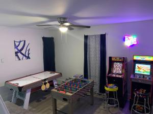 Habitación con mesa de ping pong y videojuego en State College Home Away From Home!, en Bellefonte