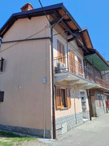 una casa con un balcón en el lateral. en Stone House en San Maurizio dʼOpaglio