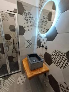 La salle de bains est pourvue d'une douche, d'un lavabo et d'un miroir. dans l'établissement Stone House, à San Maurizio dʼOpaglio